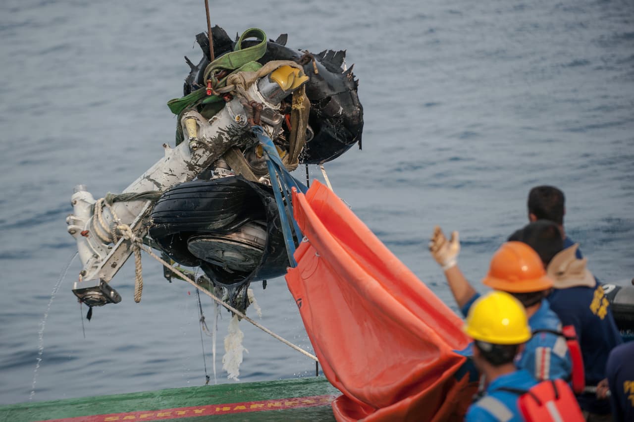 Los rescatistas usan una grúa para recuperar parte de los trenes de aterrizaje del avión Lion Air que se estrelló del fondo marino en las aguas de Tanjung Karawang, Indonesia, el domingo 4 de noviembre de 2018.