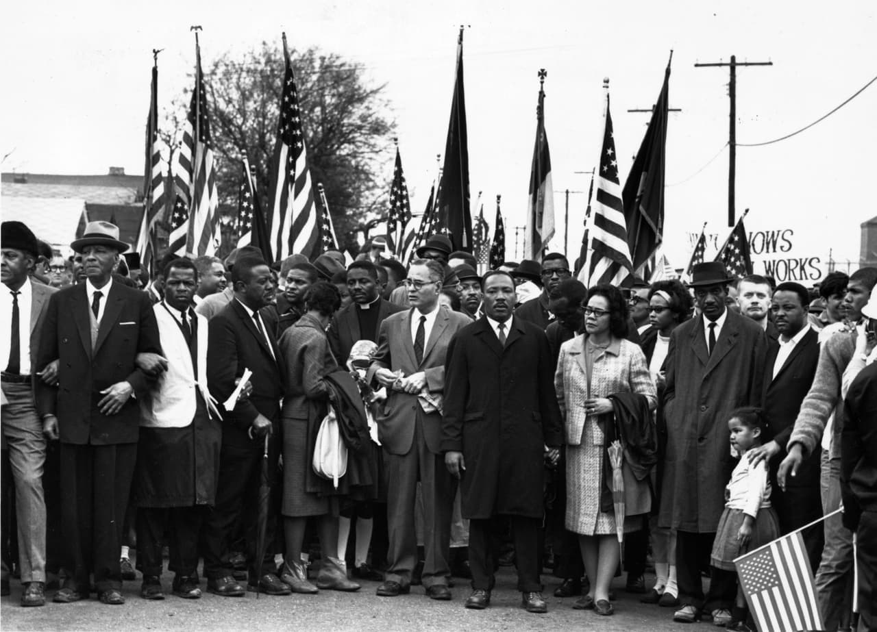 En 1963, King dirigió una coalición de numerosos grupos de derechos civiles en una campaña no violenta dirigida a Birmingham, Alabama, que en ese momento fue descrita como la "ciudad más segregada de Estados Unidos". La brutalidad posterior de la Policía de la ciudad, ilustrada más vívidamente por las imágenes de televisión de jóvenes afroamericanos siendo agredidos por perros y mangueras de agua, condujeron a una indignación nacional que resultó en un impulso por una legislación de derechos civiles sin precedentes.
