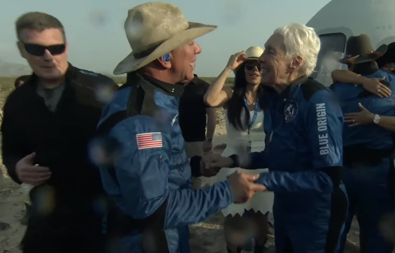 Jeff Bezos y Mary Wallace Funk, unos instantes después de salir de la cápsula.