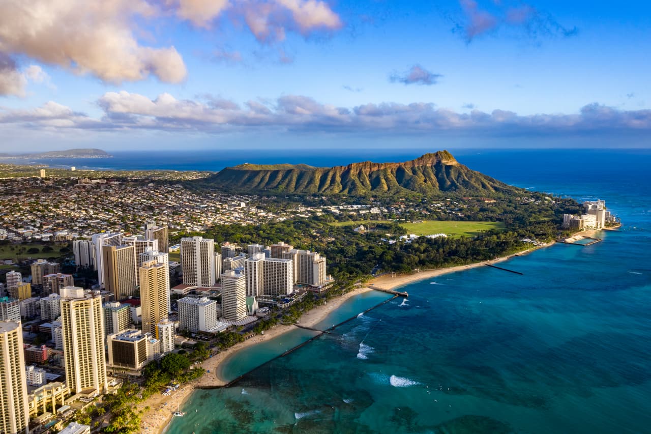 <h2 class="cms-H2-H2"></h2>
<h3 class="cms-H3-H3">16.- Honolulu</h3>
<br>
<br>Se ubica en la costa sur de la isla de Oahu y la vía de acceso a la cadena de islas de EEUU. Es famoso por su icónica playa con forma de medialuna bordeada de palmeras y hoteles de muchos pisos.