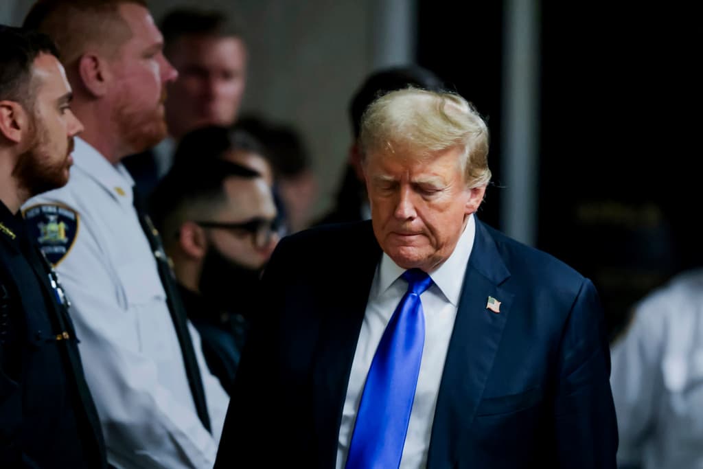 <b><a href="https://www.univision.com/noticias/elecciones-en-estados-unidos-2024/juicio-trump-claves-tras-historica-condena-trump" target="_blank">Donald Trump fue hallado culpable</a></b> de los 34 cargos por falsificación de registros comerciales en el histórico juicio criminal celebrado en Nueva York.
<br>La 
<b><a href="https://www.univision.com/noticias/elecciones-en-estados-unidos-2024/ira-trump-a-la-carcel-cuales-son-los-posibles-escenarios-que-enfrenta-donald-trump-tras-ser-hallado-culpable" target="_blank">sentencia se dará a conocer el próximo 11 de julio</a></b>.
<br>