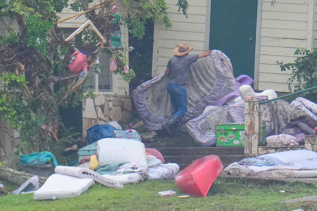 De hecho, el gobernador de Texas, Greg Abbott, señaló que todavía 
<b>quedan 41 personas desaparecidas</b> durante el desbordamiento del río Guadalupe, el 4 de julio.