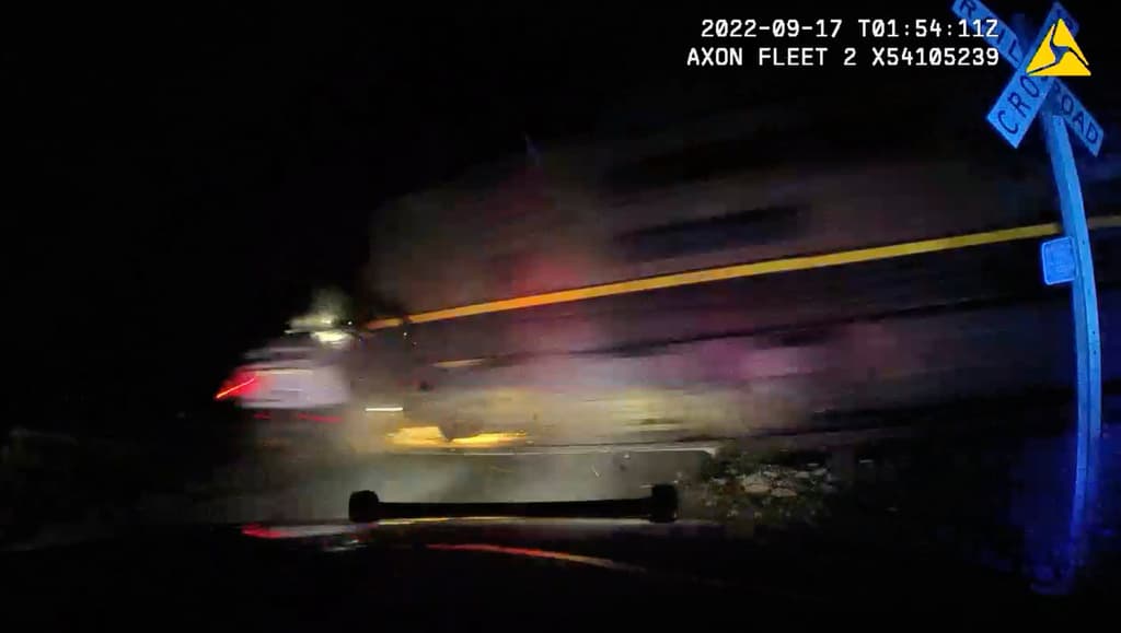 La policía la dejó esposada en una patrulla sobre las vías y la atropelló un tren. Ahora, deberán pagarle $8.5 millones