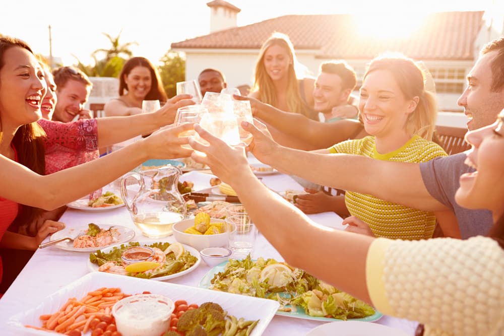 <b>Libra </b>
<br>Eres un signo muy social, no te gusta estar solo, así que siempre te gusta estar rodeado de amigos o familiares; sin embargo, sabes equilibrar muy bien tus tiempos para que todo fluya correctamente. De esta manera, Libra, el mejor lugar para ti es una reunión social.