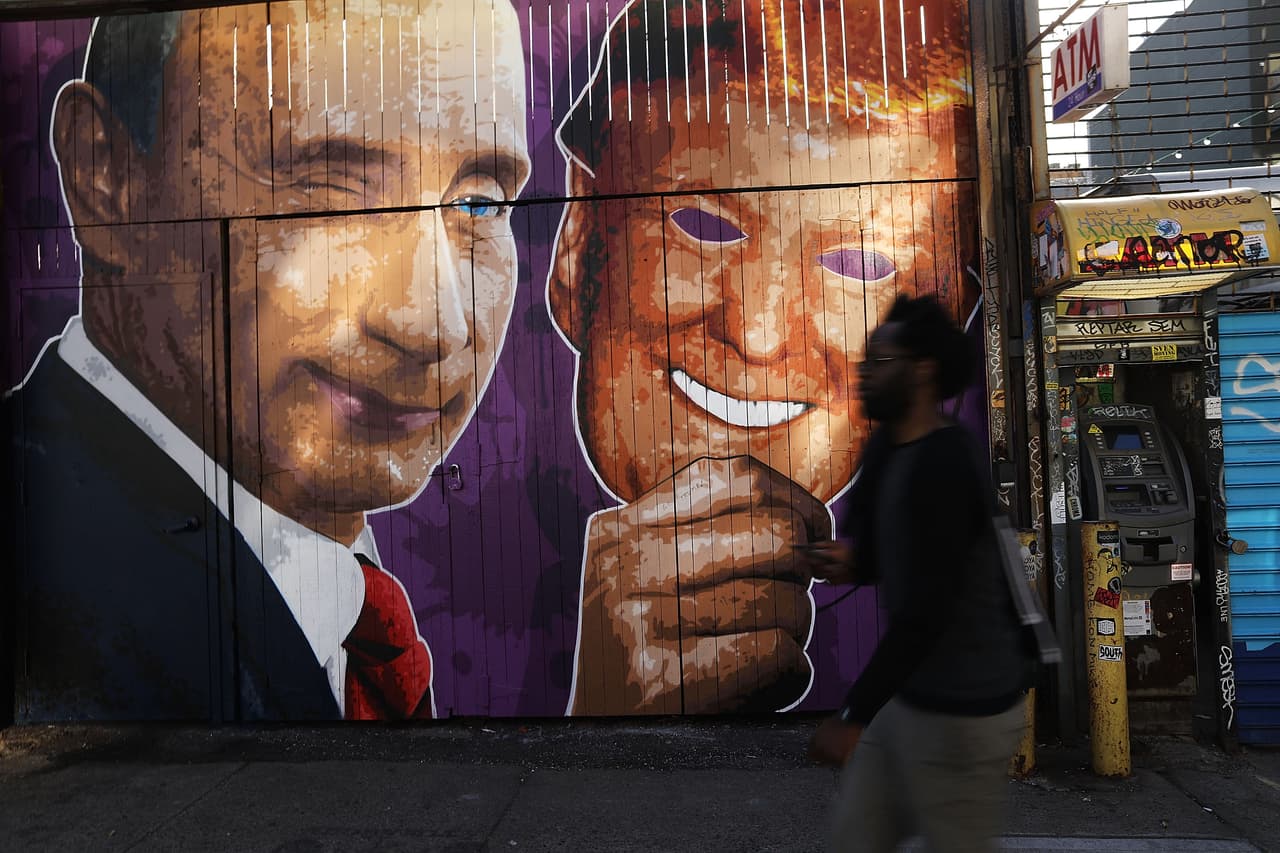 <b>Día 37/ Febrero 25: </b>El Comité Nacional del Partido Demócrata (DNC) eligió como presidente a 
<b><a href="http://www.univision.com/temas/tom-perez" target="_blank">Tom Pérez</a>,</b> 
<b><a href="http://www.univision.com/noticias/politica/el-hispano-tom-perez-es-elegido-como-nuevo-presidente-del-comite-nacional-del-partido-democrata">el primer hispano en ocupar este cargo en la historia de la formación</a></b>. Tras obtener 
<b>235 votos (de 447) a su favor</b> en la segunda ronda de la votación, Pérez será el líder que deberá encaminar el partido tras el duro golpe que supuso la victoria del republicano Donald Trump en las elecciones presidenciales y el control de los conservadores de las dos cámaras legislativas. En la Imagen, un mural del rostro de Donald Trump como una máscara de Vladimir Putin fue pintado en una calle de Brooklyn, Nueva York.