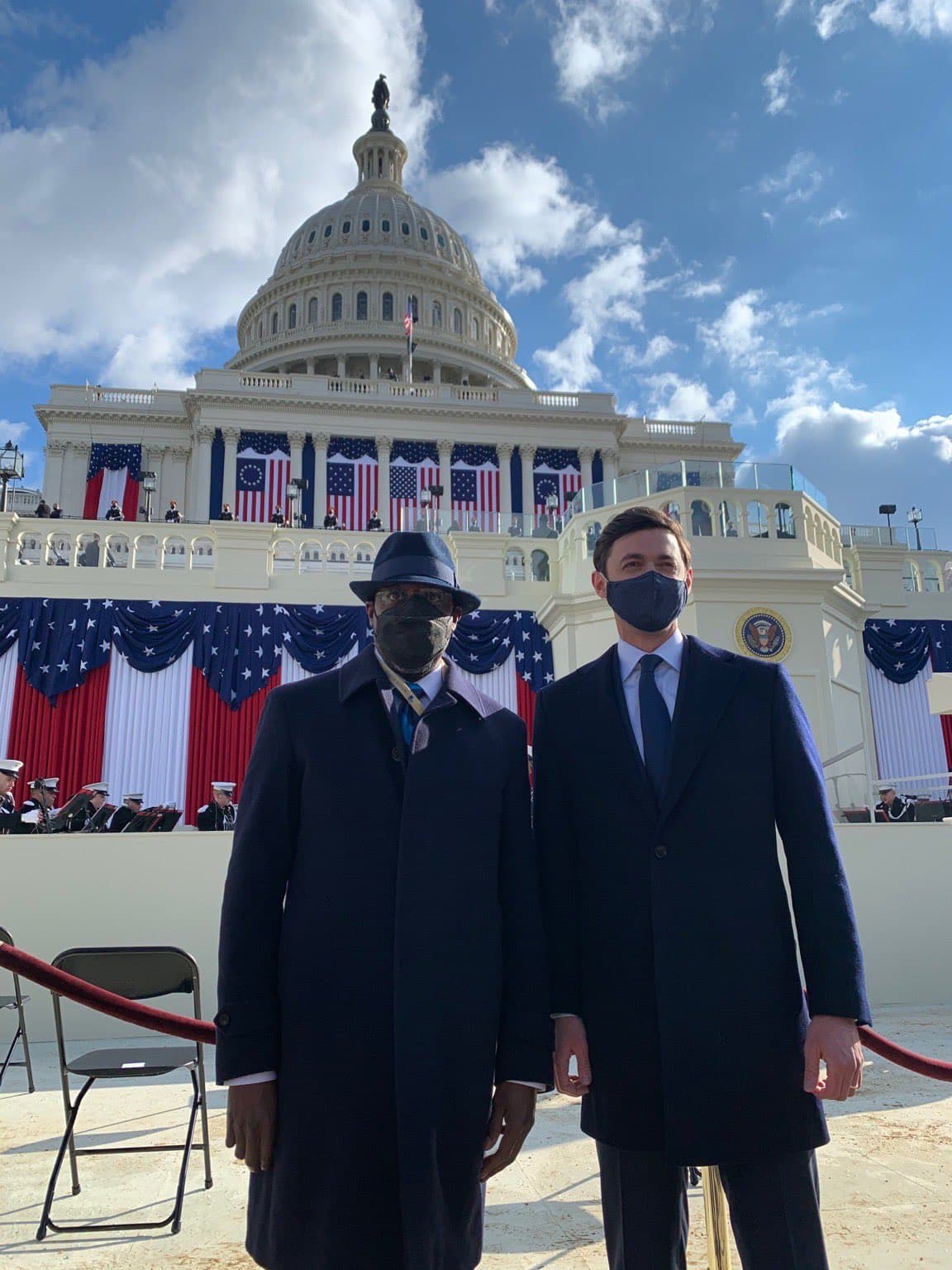 Ahora representando a Georgia. Escribió el senador recien electo por Georgia John Ossoff, acompañado de su colega, también de Georgia, Raphael Warnock.