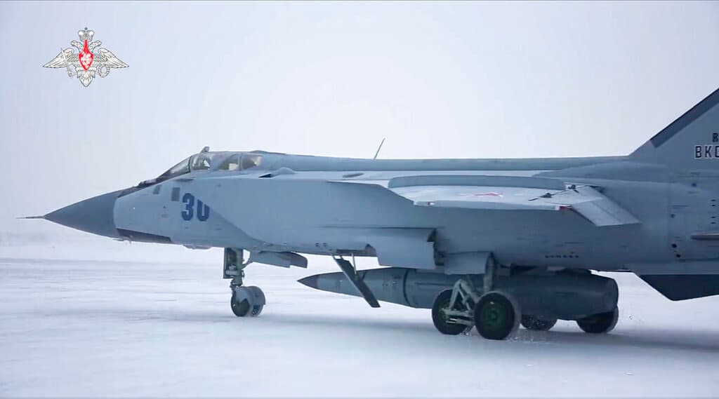 También desde el aire se lanzaron 
<b>misiles balísticos hipersónicos 'Kinzhal'</b>. En la imagen se aprecia un Mig-31K de las Fuerzas Aerospaciales con uno de los misiles Kinzhal, en una pista aérea durante las maniobras de este sábado. Los misiles hipersónicos pueden viajar a más de 5 veces la velocidad del sonido.
