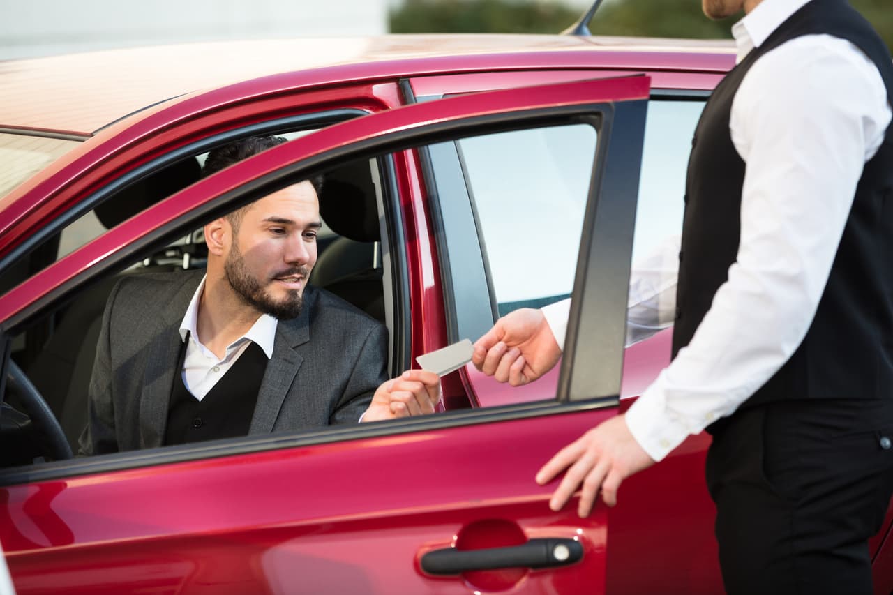 <b>Puesto 18. Asistentes de estacionamiento. </b>Estacionan y entregan vehículos a los clientes en los garajes.
<b> </b>Ganan en promedio 26,450 dólares, unos 12.09 dólares por hora.