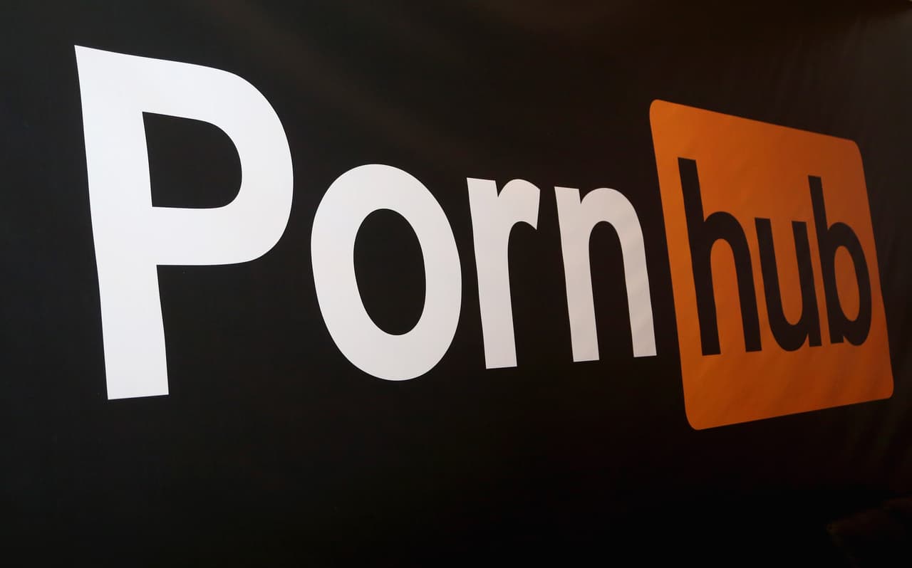 Acusan al sitio web de porno más grande del mundo de publicar videos de violaciones y abuso de menores