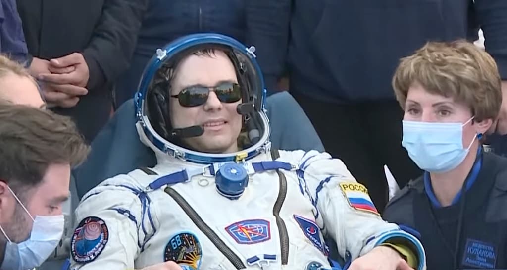 Durante el descenso, Prokopyev dijo a los controladores en tierra que los tres se sentían bien. Fueron puestos en sillas reclinables hasta que recuperen el equilibrio. Posteriormente, 
<a href="https://www.univision.com/local/miami-wltv/ejercicios-para-no-perder-la-masa-de-los-huesos-la-preparacion-de-frank-rubio-para-su-viaje-al-espacio-video">tendrán que someterse a una serie de controles médicos.</a> Se espera que 
<b>Rubio esté de vuelta en Elligton Field, en Houston, este jueves 28 de septiembre.</b>
<br>