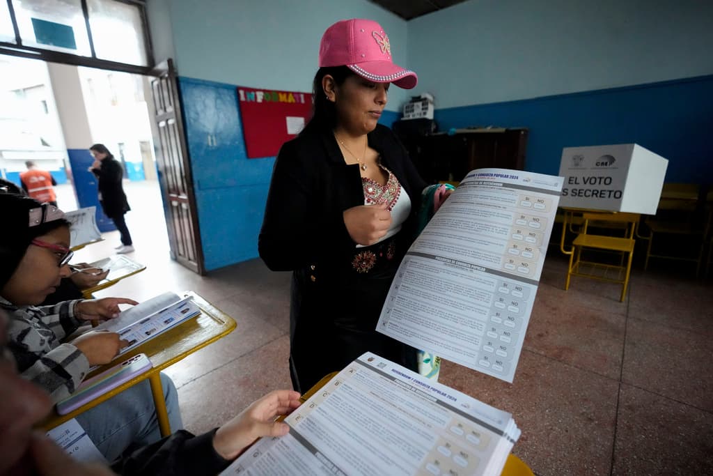 Los ecuatorianos votan a favor de endurecer la lucha contra el crimen, en apoyo a su nuevo presidente