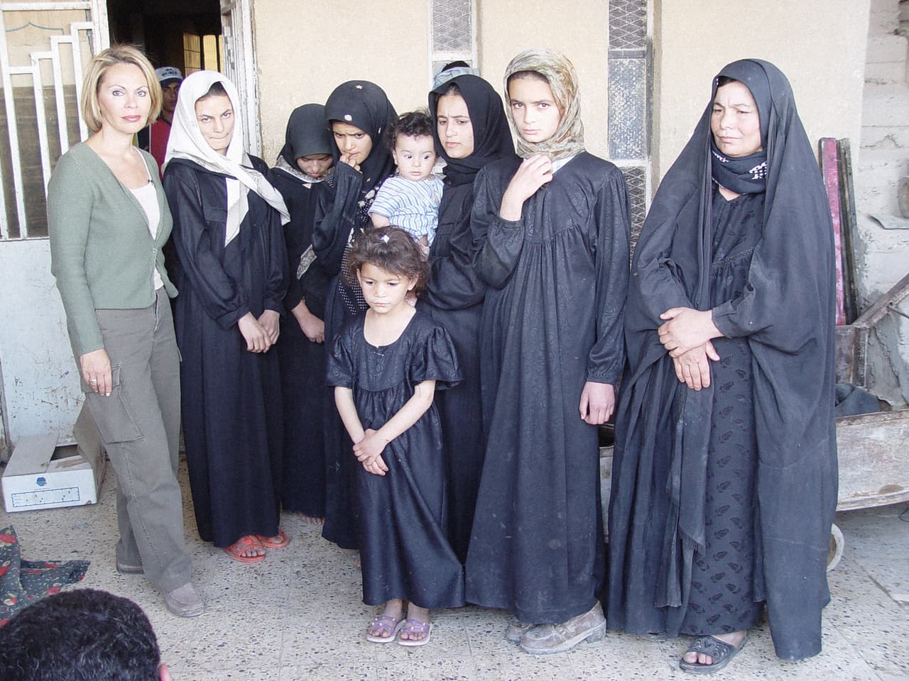 María Elena Salinas conversa con algunas mujeres en Bagdad, Irak.