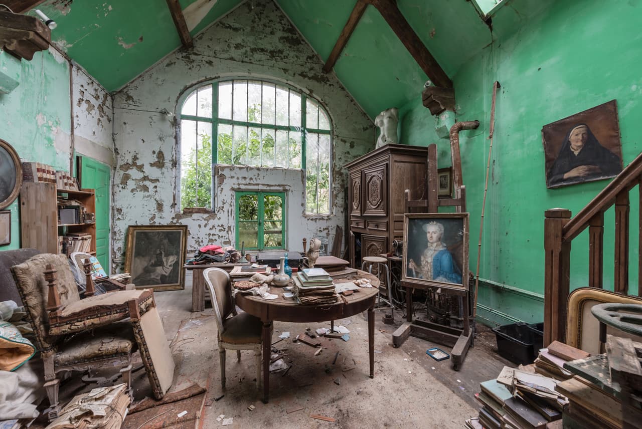 El artista considera que su trabajo pertenece a la categoría ‘
<a href="https://www.tate.org.uk/art/art-terms/m/memento-mori"><u>memento mori</u></a>’ (‘recuerda que debes morir’, en español), una expresión en latín que agrupa las obras de arte diseñadas para que el espectador recuerde su mortalidad y fragilidad de la vida. “Los edificios que no se cuidan quedan abandonados y nosotros envejecemos y morimos. Entonces, la naturaleza recupera lo que construimos y hay un nuevo comienzo”, explica el autor.
<br>