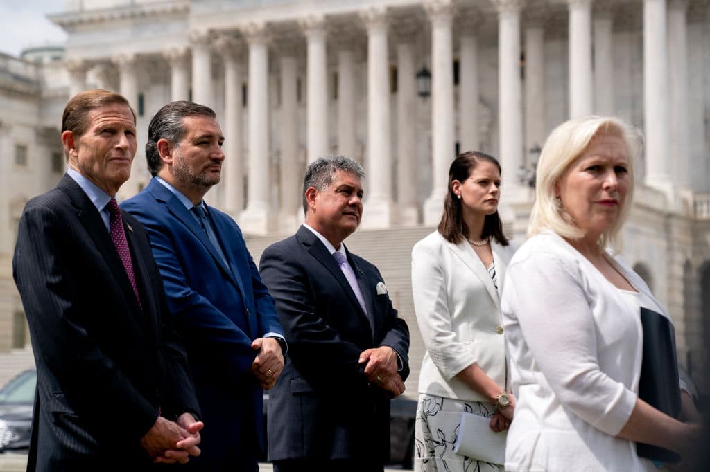 Un grupo bipartidista de senadores se reunió en apoyo de la Ley de Mejora de la Justicia Militar y Aumento de la Prevención, que trasladaría la decisión de procesar a un miembro del ejército de la cadena de mando a fiscales militares independientes. De izquierda a derecha: el senador Richard Blumenthal, el senador Ted Cruz, el vicepresidente ejecutiva de Veteranos de Irak y Afganistán de América, Tom Porter, la víctima de abuso sexual militar, Amy Marsh, y la senadora Kirsten Gillibrand. 29 de abril de 2021 en Washington, DC.