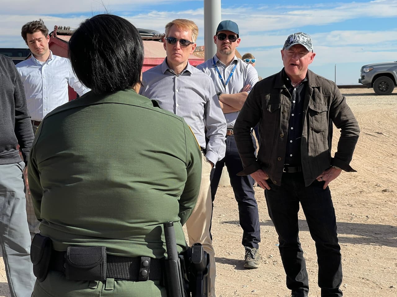 Los senadores comenzaron su gira con una sesión informativa de la Guardia Nacional de Arizona, que anteriormente ha asumido a misiones relacionadas con el aumento de la migración y, a pesar del fuerte apoyo que la Guardia Nacional de Arizona brinda a las comunidades fronterizas, estas misiones han detraído a la Guardia de su principal misión de combate y guerra, señala un comunicado enviado por la oficina de la senadora Sinema.