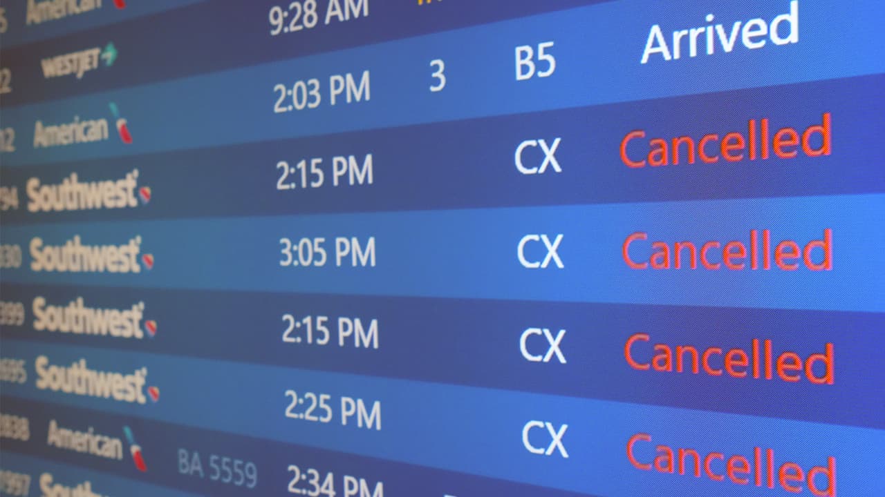 Southwest 
<b>comenzó a aceptar reservas nuevamente</b> el viernes, y los ejecutivos han comenzado lo que sin duda es un largo camino para recuperar la confianza de los viajeros, agrega AP.
