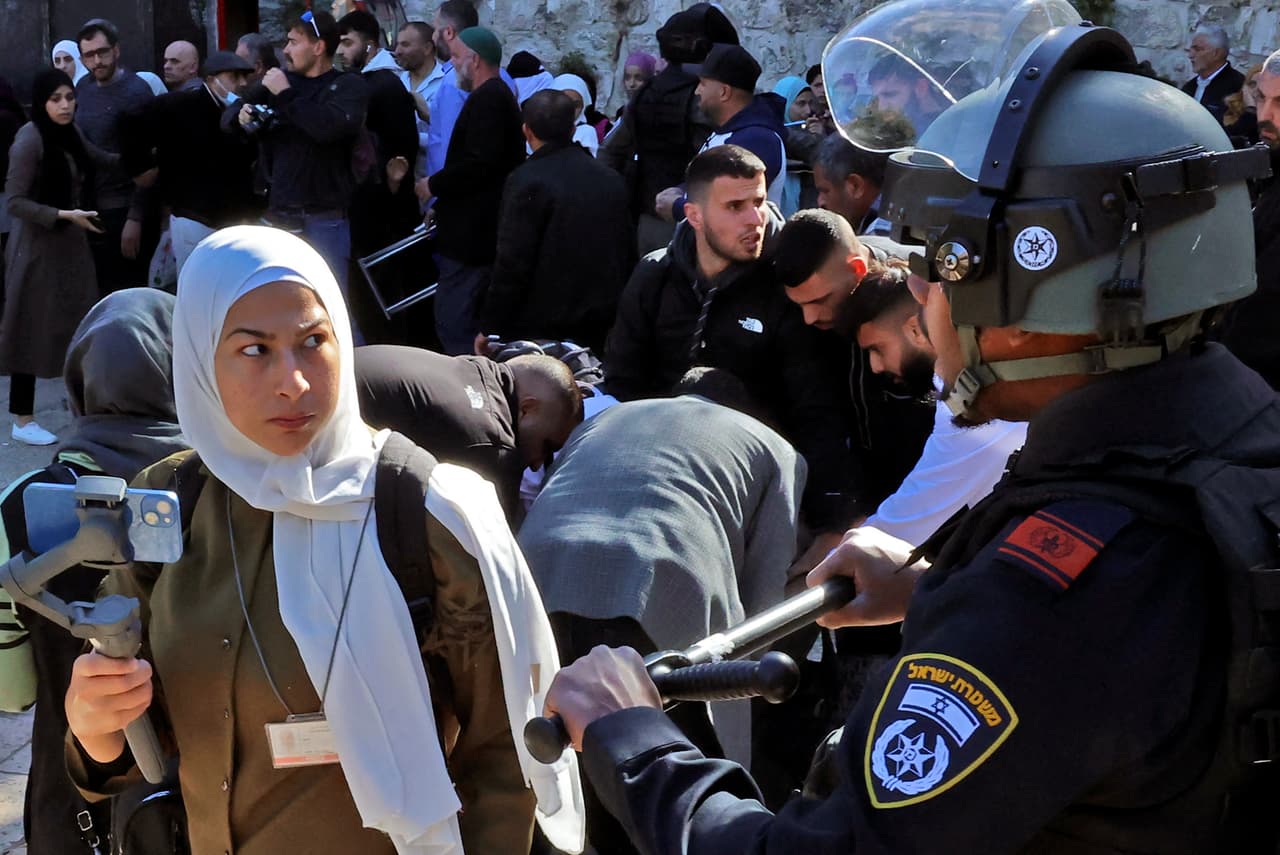 Las autoridades israelíes dijeron que habían negociado antes con los líderes musulmanes para mantener la calma y permitir la celebración de los oficios religiosos, pero jóvenes palestinos provocaron los disturbios al arrojar piedras a los agentes. Testigos palestinos, que hablaron bajo condición de anonimato por motivos de seguridad, contaron que un pequeño grupo lanzó piedras a la policía, que entró al complejo por la fuerza desencadenando un choque más grande.