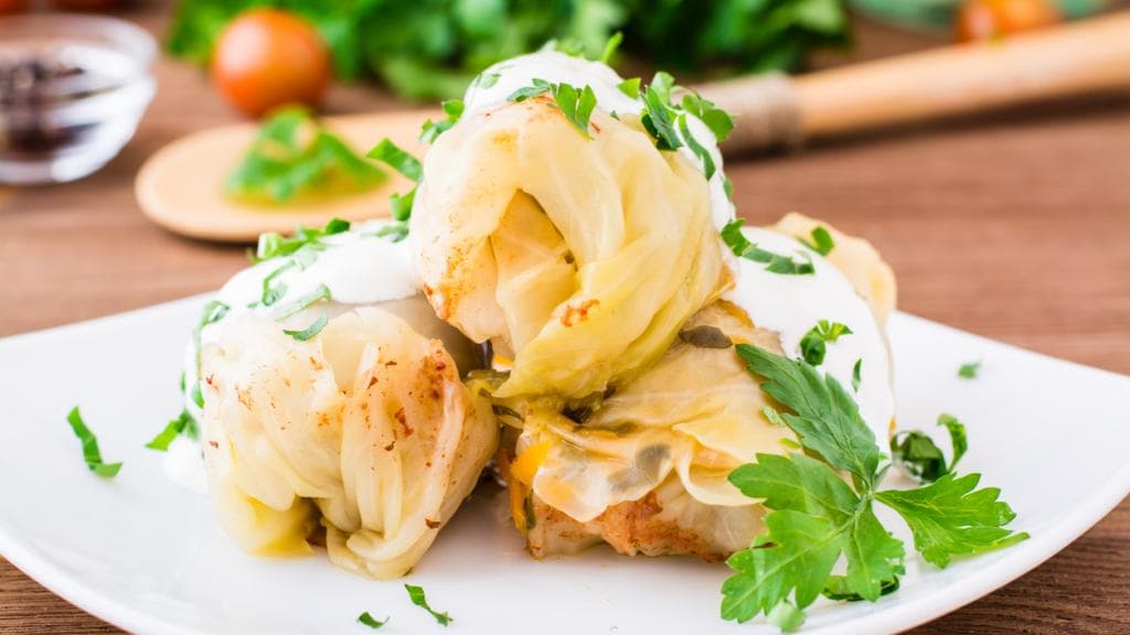Las hojas de col son una excelente alternativa a las tortillas de trigo para preparar almuerzos más ligeros. En esta 
<a href="https://www.univision.com/noticias/reto-28/rollos-de-col-rellenos-de-pavo-reto-28">receta</a> te proponemos un rollo de col relleno de pavo y aguacate, con grasas saludables y pocas calorías.