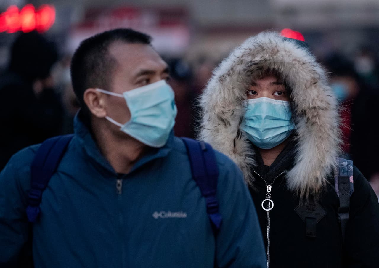Las personas enfermas en el nuevo brote pueden experimentar sintomas como fiebre y problemas respiratorios.