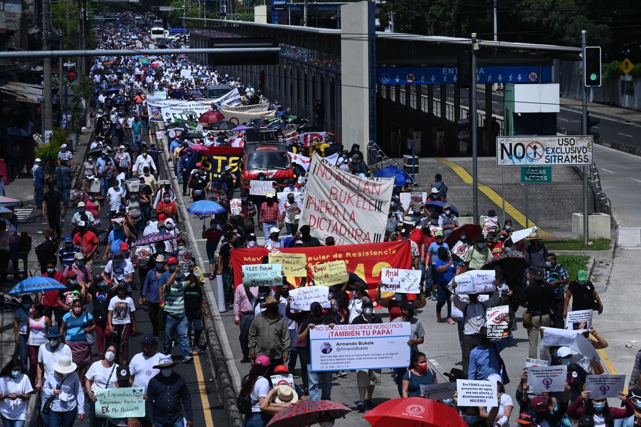 Mostrando pancartas con consignas como "Respeto a la Constitución", "Frente a la dictadura resistencia y rebeldía popular" o "No al 
<a href="https://www.univision.com/temas/bitcoin">bitcoin</a>" , los manifestantes, procedentes de diferentes sectores de San Salvador, cerraron la céntrica plaza Francisco Morazán. Para los organizadores, se trató de la concentración "más numerosa" contra el gobierno de Bukele, en los dos años que lleva en el poder.