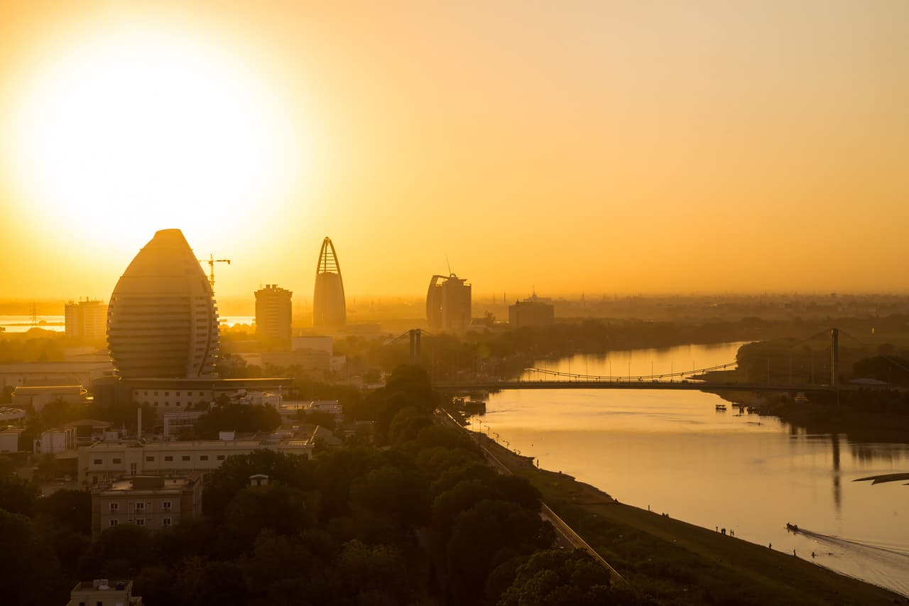 <b>Puesto 19. Khartoum, Sudán</b>
<br>
<br>Temperatura promedio anual: 86.5 grados Fahrenheit (30.2 grados centígrados).
<br>
<br>Mes más caliente del año: mayo (95.2 grados Fahrenheit o 35.1 grados centígrados en promedio). 
<br>
<br>Mes más caluroso de la última década: mayo de 2016 (96.8 grados Fahrenheit o 36 grados centígrados en promedio).
<br>