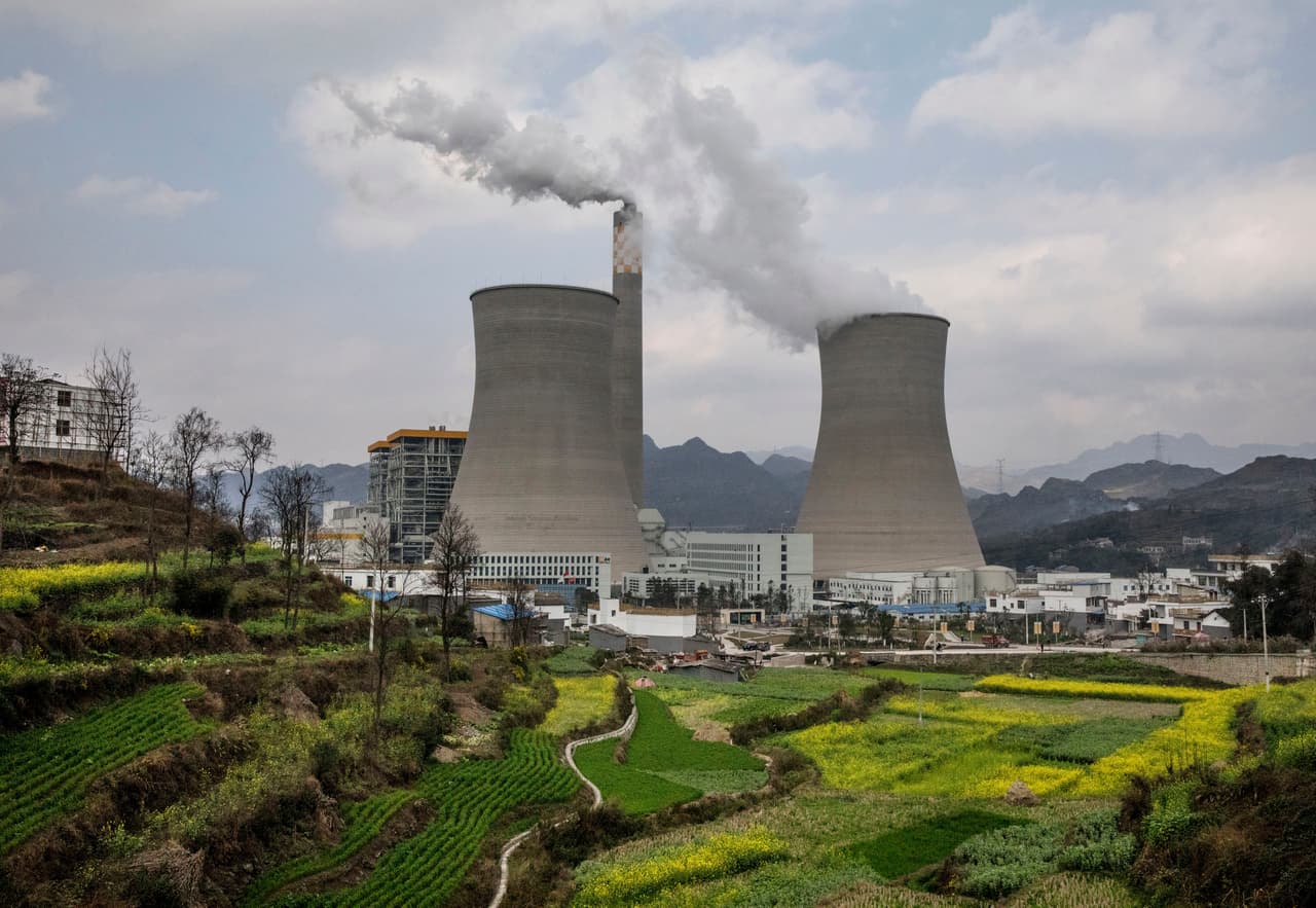 Las emisiones mundiales de carbono por la quema de combustibles fósiles no crecieron en 2015 y se prevé que aumente sólo ligeramente en 2016, marcando tres años de casi ningún crecimiento. La disminución del uso del carbón en China se considera el principal motivo de esta evolución positiva.