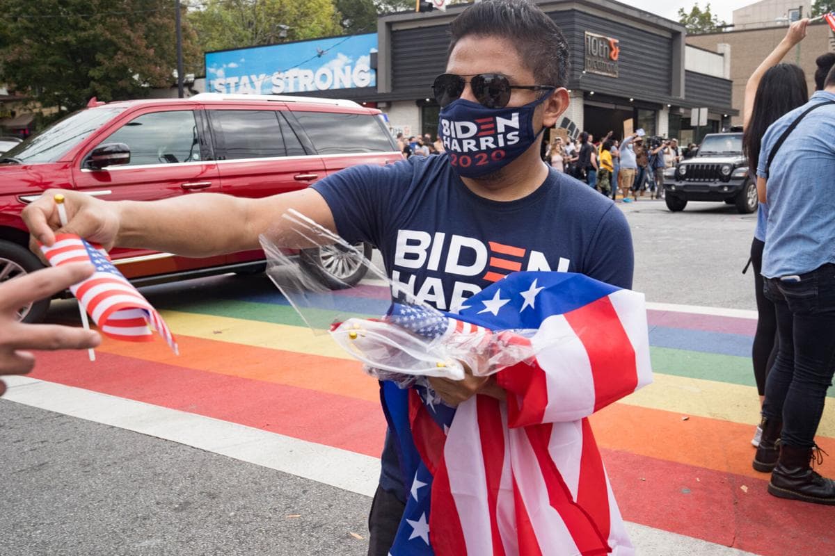 Simpatizantes de Joe Biden y Kamala Harris se reunieron este sábado en el centro de Atlanta para celebrar la victoria electoral.