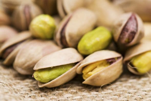 La industria del pistacho ha crecido considerablemente en los últimos 10 años. De hecho, en el 2008 en el condado de Fresno, la cosecha de pistacho figuraba en el lugar número 13 de sus productos mejor comercializados. Durante el 2017, dicha producción se posicionó en cuarto lugar. El principal productor de pistacho en California es el condado de Kern con $1,143,972, la mitad de lo que comercializa el estado en su totalidad, que es de $2.62 mil millones.