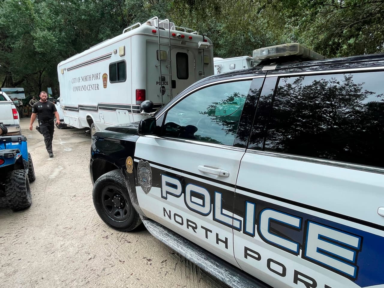 <h3 class="cms-H3-H3">Brian Laundrie, en paradero desconocido</h3>
<br>
<br>El 11 de septiembre, la familia de la joven presentó una denuncia por persona desaparecida en el condado de Suffolk, Nueva York, de donde era originaria la pareja y quienes habían sido novios desde temprana edad. Las autoridades informaron que la familia no había provisto mayor información sobre el paradero de 
<a href="https://www.univision.com/noticias/estados-unidos/policia-busca-a-brian-laundrie-gabby-petito-reserva-florida" target="_blank">Brian Laundrie, de 23 años</a>, quien sospechan fue la última persona en ver a Gabby Petito. Laundrie fue declarado 
<a href="https://www.univision.com/noticias/estados-unidos/brian-laundrie-persona-de-interes-investigacion-policia-florida-desaparicion-grabrielle-petito-viaje" target="_blank">como "persona de interés"</a> en el caso el pasado 15 de septiembre.