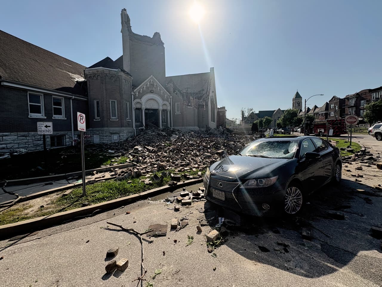Parte de la Iglesia Cristiana del Centenario en San Luis, Missouri, derrumbada este viernes 16 de mayo de 2025, luego de que fuertes tormentas, incluyendo un posible tornado, azotaron la ciudad.