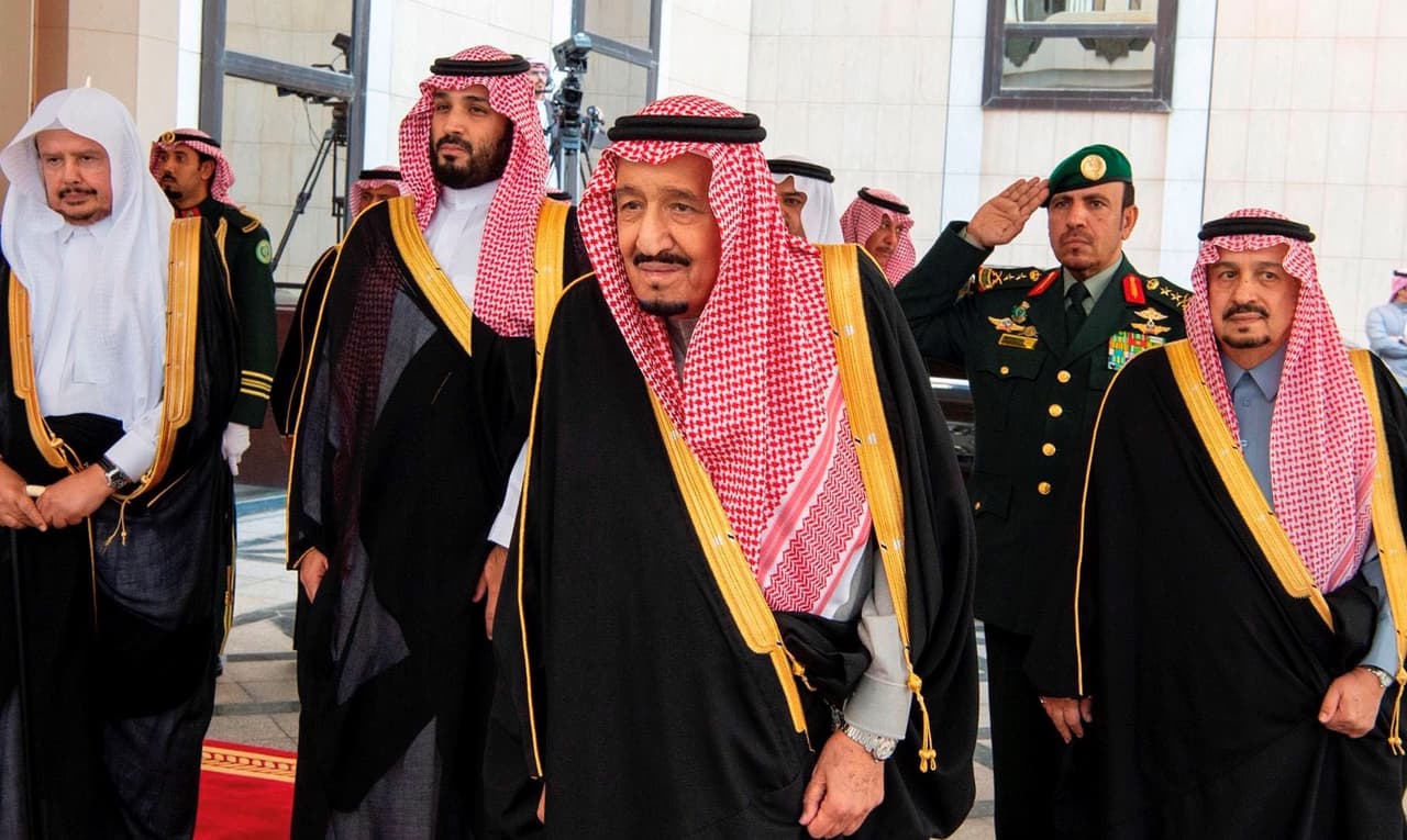 <b>Puesto 5. Familia Al Saud</b>
<br>
<b>Compañía: </b>empresas estatales 
<br>
<b>Patrimonio: 100,000 millones de dólares</b>
<br>Generaciones: 3
<br>Industria: energía y otras.
<br>Establecida en: Riad, Arabia Saudita
<br>
<br>La fortuna de la monarquía que controla Arabia Saudita proviene de las inigualables reservas de petróleo de ese país. Este estimado de patrimonio se basa en los pagos a la familia registrados por la oficina ejecutiva del rey en los últimos 50 años. Es probable que la riqueza total de los miembros de la familia extendida sea mucho mayor. También han ganado dinero a través de la creación de compañías privadas que prestan servicios a empresas estatales. En la fotografía, Salman bin Abdulaziz Al Saud, rey de Arabia Saudita (al centro).