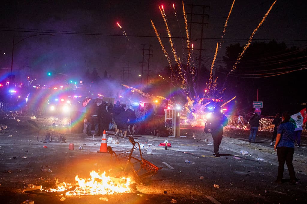 Las autoridades 
<b>utilizaron granadas de aturdimiento, gas pimienta y alambres de púas </b>buscando someter al orden a la multitud, que protestaba por justicia ante los arrestos por parte de ICE.