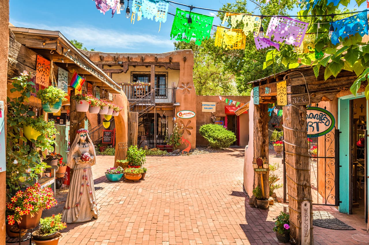 <b>Puesto 2: Albuquerque, Nuevo México.</b> 10.9 crímenes violentos (más del doble de la media nacional) y 45.3 delitos contra la propiedad, (el triple del promedio nacional). En esta área metropolitana 16.3% se encuentra bajo el umbral de pobreza y el 68.2% de los estudiantes tiene desventajas económicas. 
<br>