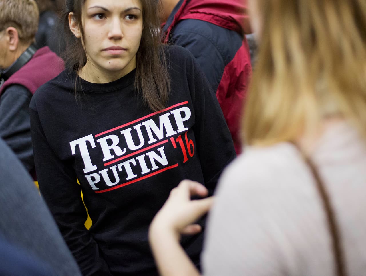 PLYMOUTH, NEW HAMPSHIRE.- 
<b>Fórmula presidencial</b>. En plena campaña presidencial de 2016, el caso del hackeo ruso y la supuesta preferencia de Putin por Trump era un tema recurrente entre los votantes. Una joven lleva una camiseta que con sarcasmo dice 'Trump-Putin 16' en un evento en el que hablaría el republicano.