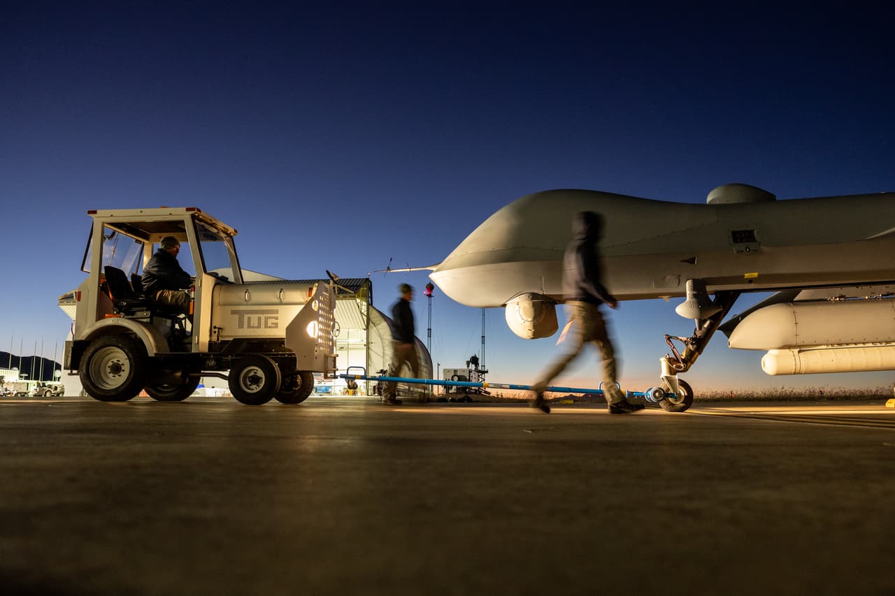 Los agentes de interdicción aérea de CBP con las Operaciones Aéreas y Marinas de los EE. UU. (AMO, por sus siglas en inglés) pilotean los drones de vigilancia.