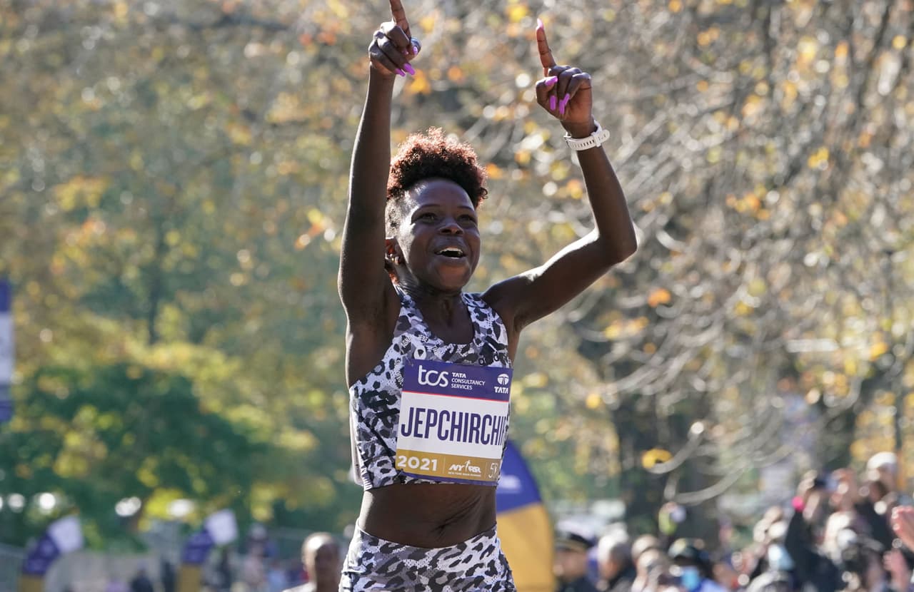 Peres Jepchirchir, de Kenia, ganó la carrera profesional de mujeres alrededor de las 11 de la mañana. Terminó en 2:22:39, justo por delante de Viola Cheptoo, también de Kenia, y Ababel Yeshaneh, de Etiopía, que terminó tercera.
