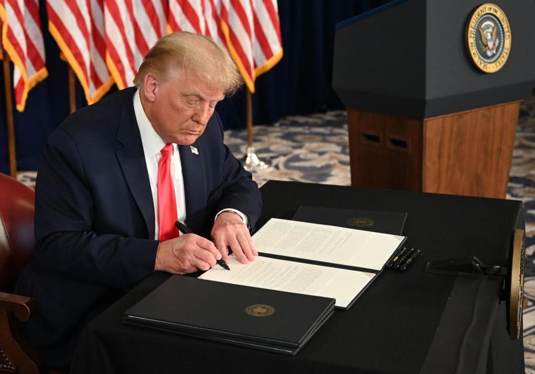 Hace tres semanas el presidente 
<a href="https://www.univision.com/local/nueva-york-wxtv/claves-para-entender-las-ordenes-ejecutivas-de-trump-por-el-coronavirus-que-obtendran-los-neoyorquinos-fotos">Donald Trump firmó cuatro órdenes ejecutivas</a> que extienden las ayudas por coronavirus, pero no se mencionó el prometido cheque de 1,200 dólares.