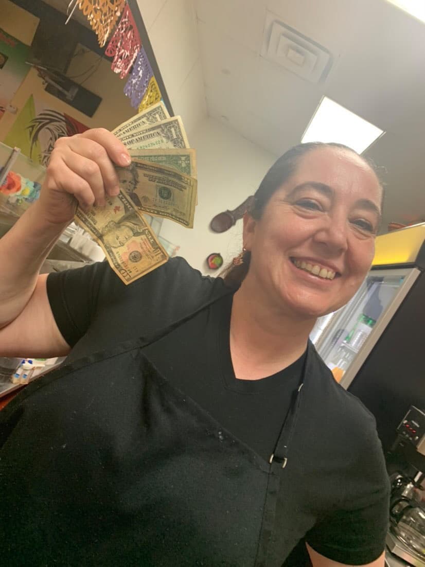 “Gracias a la nota sobre la importancia de la propina hacia el personal que labora en los restaurantes, un señor se presentó y nos dio $100.00 para dividirlo entre las 3 personas que laborábamos en ese momento”, dijo una de las trabajadoras a la reportera Laura Cruces, de Noticias23.