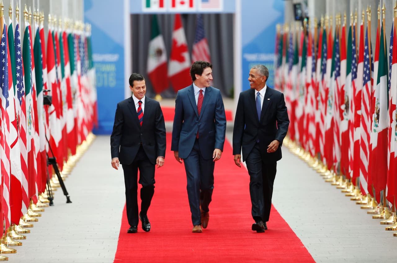 <b>Ottawa, Ontario. Canada (junio 2016)</b>
<br>
<br>
<b>Enrique Peña Nieto</b>
<br>
<b>Justin Trudeau</b>
<br>
<b>Barack Obama</b>
<br>
<br>Fue la primera Cumbre de Líderes de América del Norte para Trudeau, la última de Obama y Peña Nieto. Sobre todo fue la última que se realizó hasta la llegada de Joe Biden a la Casa Blanca cinco años después. 
<br>
<br>
<br>
<br> 
<br>