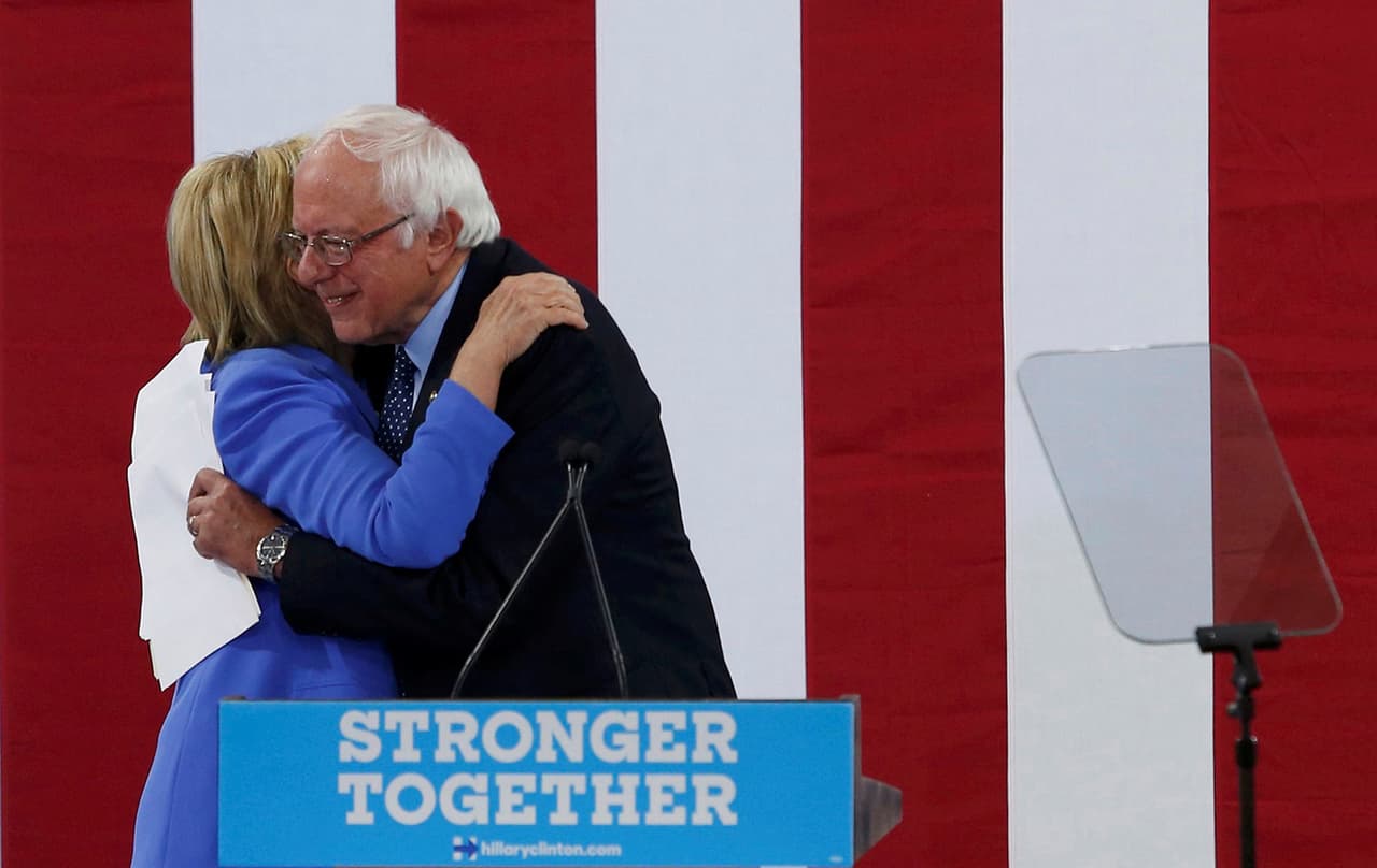 <b>Al fin, el retiro de Bernie. </b>Luego de varios días de suspenso, Sanders apoya públicamente la candidatura de Hillary Clinton. 7/12/16