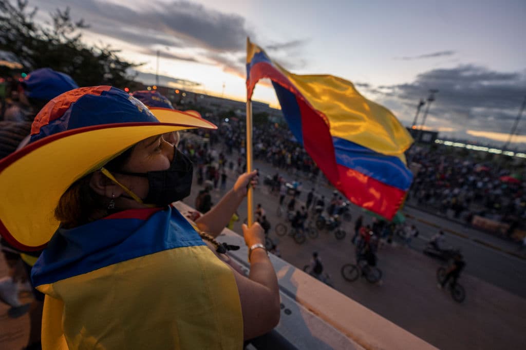 El movimiento de 
<a href="https://www.univision.com/temas/protestas-en-colombia">protesta en Colombia</a> 
<b>tomó de nuevo las calles este miércoles</b>, en la víspera de unas negociaciones con el gobierno este jueves que buscan darle una salida a la actual crisis, que estalló el 28 de abril y se intensificó tras abusos policiales que el propio presidente Duque reconoció. 
<a href="https://www.univision.com/shows/al-punto/entrevista-a-ivan-duque-si-se-han-presentado-abusos-y-esos-abusos-se-denuncian-y-se-castigan-video"><i>Lee aquí la entrevista completa del presidente de Colombia, Iván Duque, con Patricia Janiot de Univision</i></a>
<i>. </i>