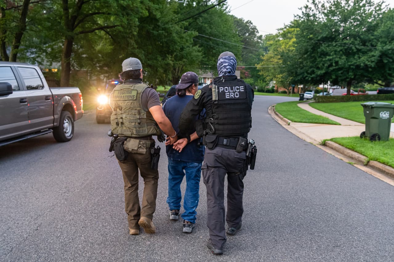 ICE 
<b><a href="https://www.ice.gov/news/releases/ice-launches-billboards-pennsylvania-featuring-large-public-safety-threats" target="_blank">informó en un comunicado</a></b> que los sospechosos que aparecen en la campaña han sido arrestados o condenados por delitos en Estados Unidos.