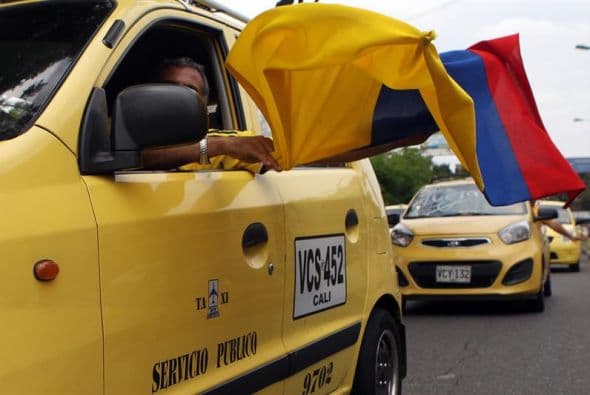 Docenas de taxistas protestaron el 29 de julio de 2015, exigiendo la salida de la aplicación tecnológica Uber en Cali, en Colombia.