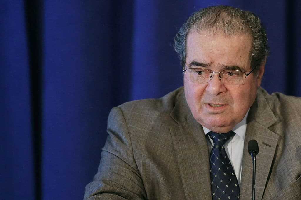 <b>Otro posible asesinato. </b>En 2016, Trump especuló sobre la muerte del juez de la Corte Suprema Antonin Scalia y deslizó la idea de que pudo haber sido asesinado. "Estoy escuchando que es un gran tema... Es un tema horrible, pero dicen que encontraron la almohada en su rostro, que es un lugar bastante inusual para encontrar una almohada", 
<a href="https://www.nytimes.com/2019/08/12/us/politics/trump-epstein-conspiracy-theories.html" target="_blank">dijo</a> Trump en charla con el locutor de radio Michael Savage. Scalia falleció por "causas naturales" según el reporte médico.
<br>