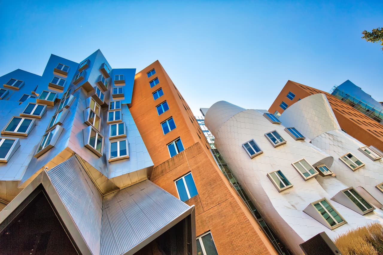 <b>Puesto 8 </b>
<br>
<br>
<b>Instituto de Tecnología de Massachusetts (MIT)</b>
<br>
<br>Número de multimillonarios egresados: 14.
<br>
<br>Ubicación: Cambridge, Massachusetts.
<br>
<br>Patrimonio acumulado de estos multimillonarios: 104,000 millones de dólares.
<br>
<br>La mitad de los multimillonarios del MIT heredaron sus fortunas, incluido el director ejecutivo de Koch Industries, Charles Koch, y su hermano William Koch. Entre los magnates que se hicieron a sí mismos están el matemático Jim Simons, de Renaissance Technologies, y Drew Houston, cofundador de Dropbox, También se cuentan John Oyler, CEO de BeiGene, una empresa de biotecnología, y Sam Bankman-Fried, quien se enriqueció con las criptomonedas.
<br>