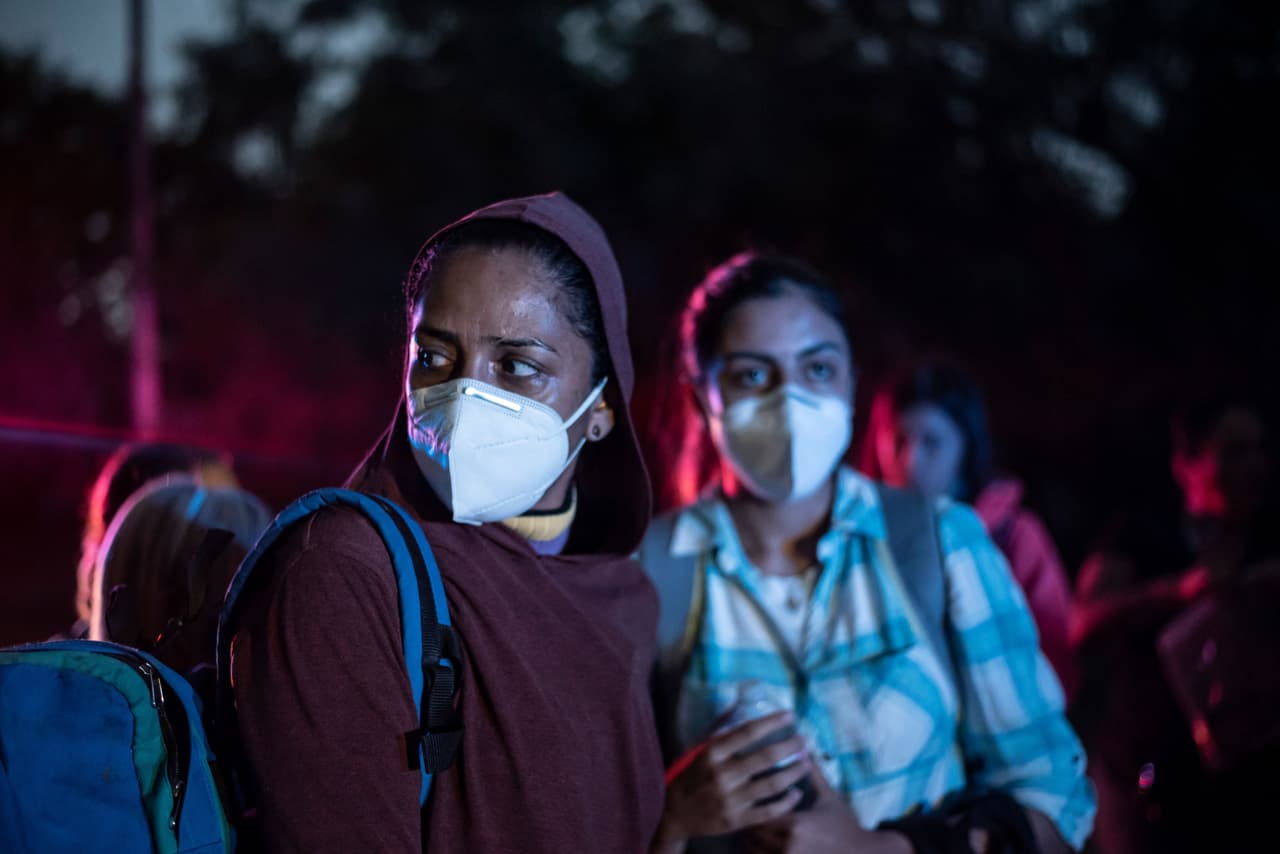 El gobernador señaló que los agentes del Departamento de Seguridad Pública de Texas habían “realizado más de 1,300 arrestos criminales, detenido a más de 35,000 inmigrantes ilegales y confiscado más de 10,000 libras de drogas y más de 100 armas de fuego” desde el 6 de marzo de este año.