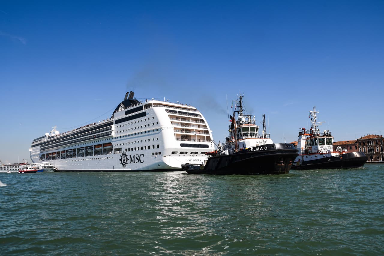 Las autoridades portuarias están investigando las causas del incidente, que podría deberse a un problema en el motor de la embarcación, tal y como ha asegurado a los medios Davide Calderan, director de la empresa de remolcadores que ayudaban al crucero a atracar en el puerto.
