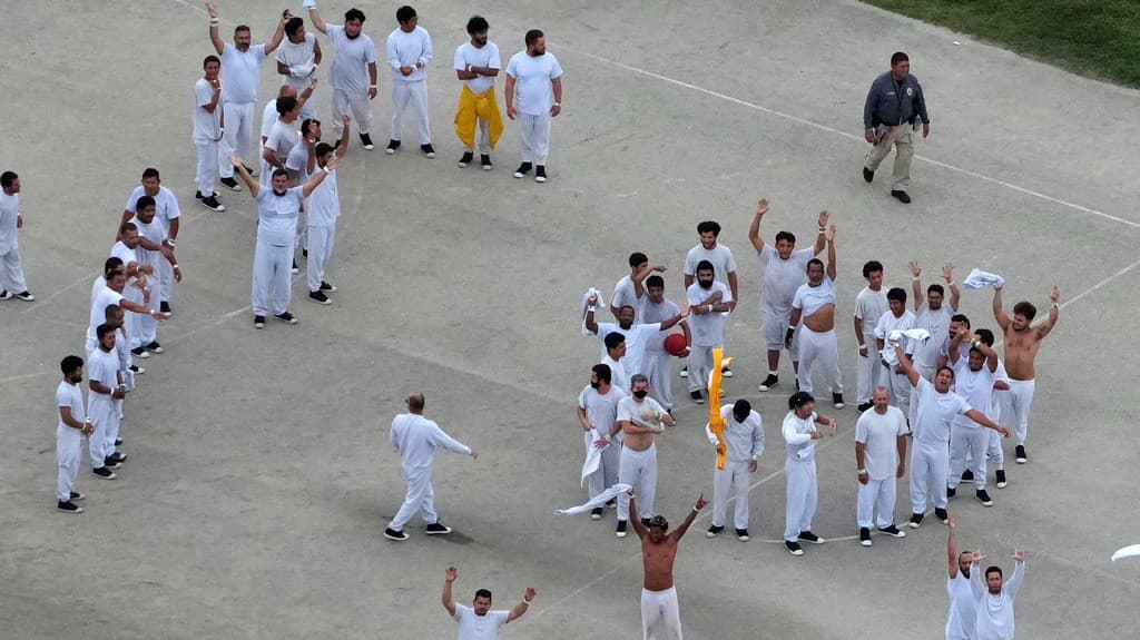 En un minuto: Inmigrantes en centros de detención de Florida estarían forzados a comer "como perros"