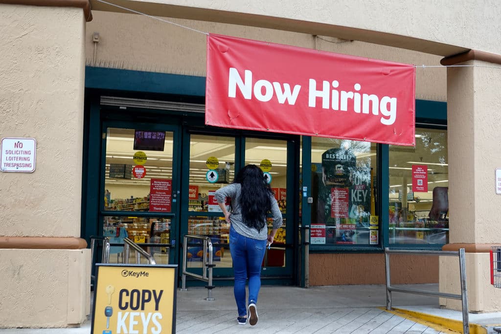 ¿Buscas trabajo? Estos son los sectores que están generando más empleos en Estados Unidos (y los que están despidiendo más)