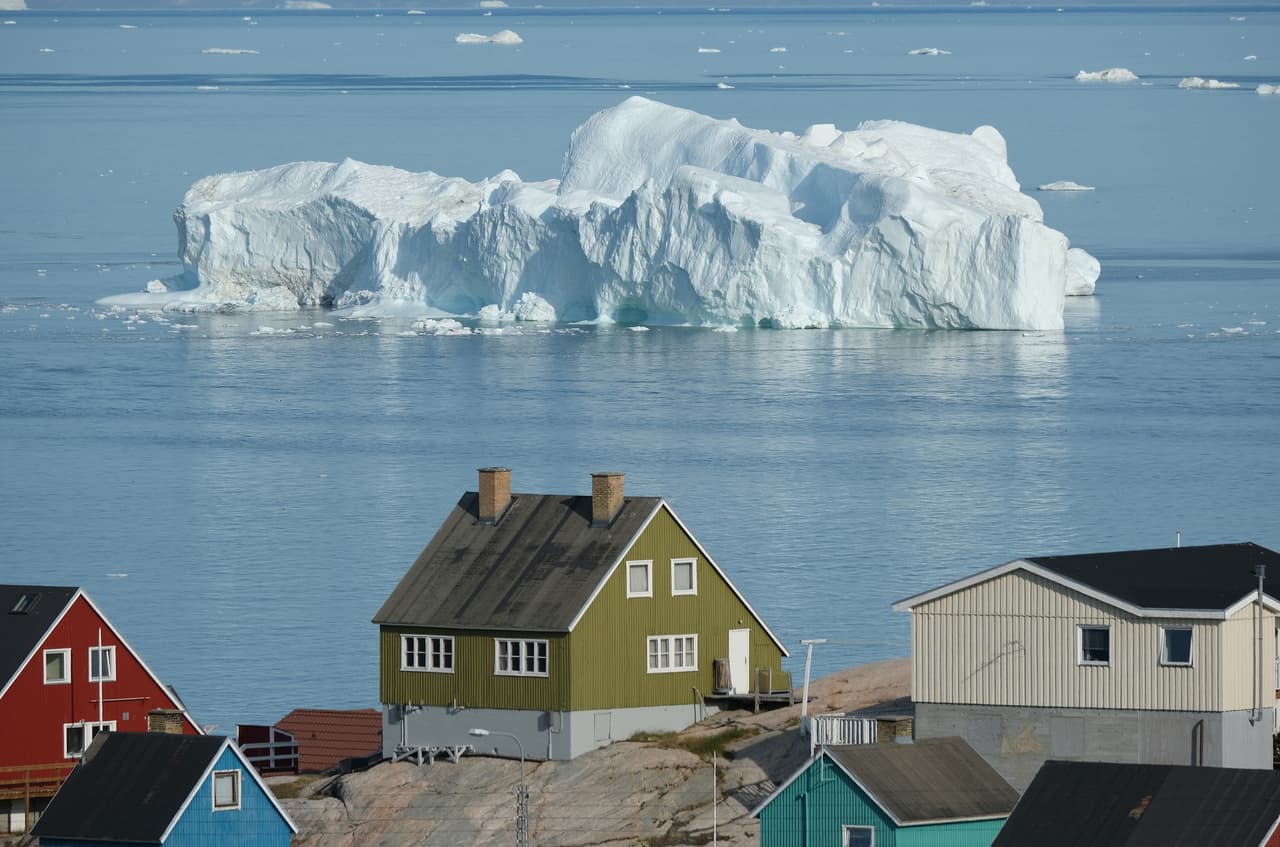Según el estudio, un tercio de este aumento del nivel del mar se produjo en solo dos veranos, en 2012 y 2019, cuando el clima extremo llevó a niveles récord de derretimiento del hielo no vistos en los últimos 40 años. 
<br>
<br>La fotografía muestra un iceberg frente a la costa de Ilulissat, la inusual ola de calor que elevó las temperaturas desde el Sahara hasta el norte de Europa a mediados de 2019.
<br>
<br>
<a href="https://www.univision.com/noticias/planeta/asi-nos-muestran-los-glaciares-que-la-tierra-de-verdad-se-esta-calentando-fotografias-interactivas"><u>Vea aquí las fotografías interactivas que muestran cómo el calentamiento global está haciendo desaparecer los glaciares en todo el mundo</u></a>
<br>